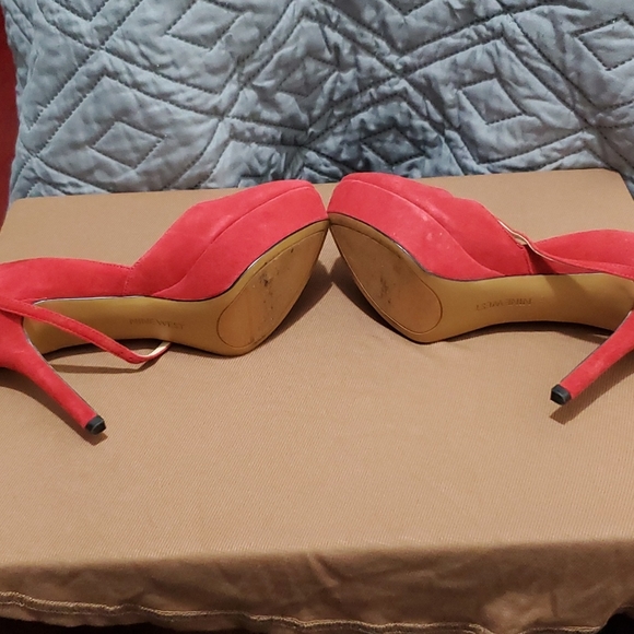 Red pumps with ankle strap size 9 - Picture 4 of 4